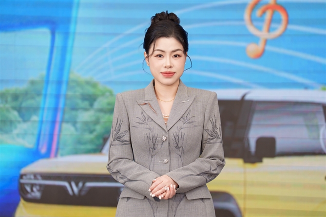 VinFast trao giải cuộc thi sáng tác ca khúc “VinFast - Khát vọng Vì Việt Nam Xanh và Hùng cường” Bà Dương Thị Thu Trang, Phó Tổng Giám đốc Kinh doanh - Marketing VinFast toàn cầu, tại lễ trao giải cuộc thi sáng tác ca khúc “VinFast – Khát vọng vì Việt Nam xanh và Hùng Cường”.