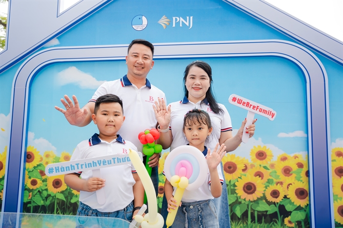 Các gia đình check in tại sự kiện (Ảnh: Sơn Tùng)