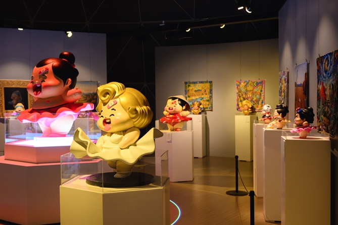 Trien lam nghe thuat Baby Sumo Kō - Worlds Of Joy