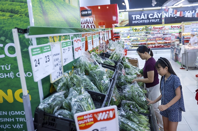 Người tiêu dùng mua sắm các loại rau củ quả tại siêu thị WinMart