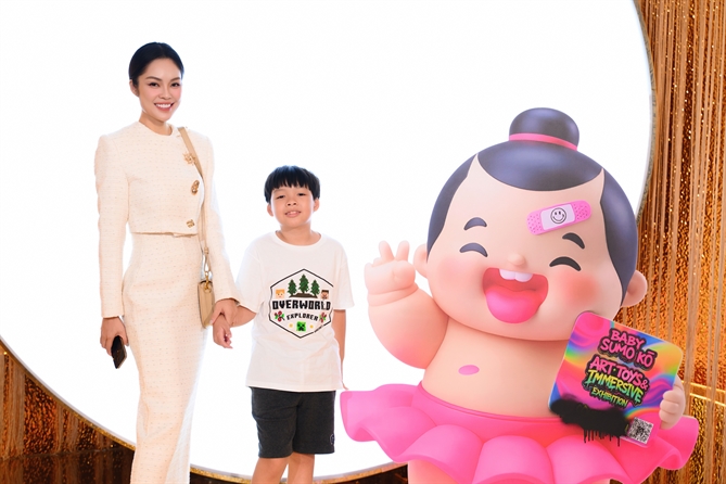 Trien lam nghe thuat Baby Sumo Kō - Worlds Of Joy