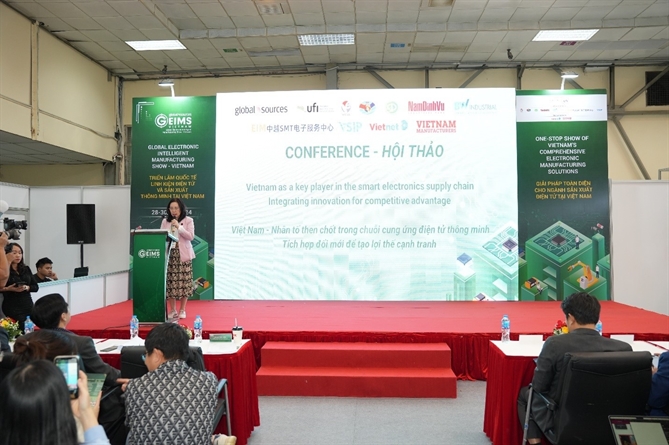 GEIMS Việt Nam 2025 đồng hành cùng doanh nghiệp Việt bứt phá trong ngành sản xuất và lắp ráp điện tử Bà Đỗ Thị Thúy Hương - Đại diện Hiệp hội Doanh nghiệp Điện tử Việt Nam (VEIA) phát biểu tại Chương trình Hội thảo trong khuôn khổ GEIMS Việt Nam năm ngoái