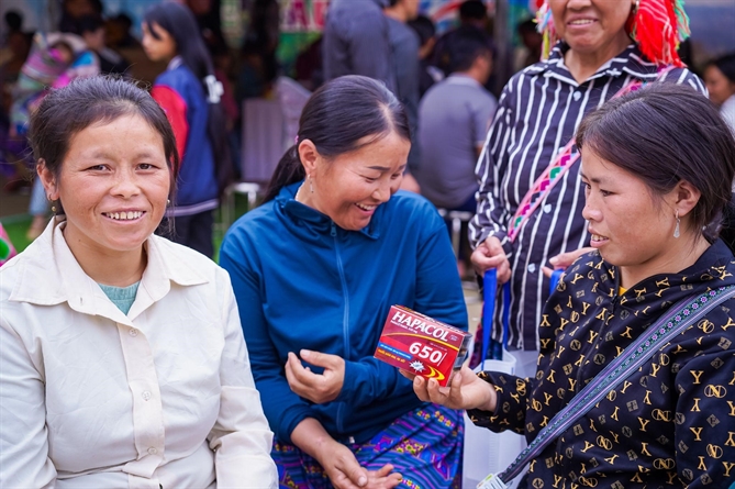 Nụ cười rạng rỡ của bà con trong buổi khám chữa bệnh