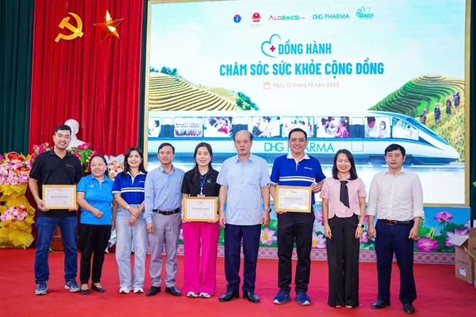 Đại diện xã Tả Củ Tỷ trao thư cảm ơn đến DHG Pharma, AloBacsi và Daisy Media vì những đóng góp thiết thực cho người dân vùng cao.