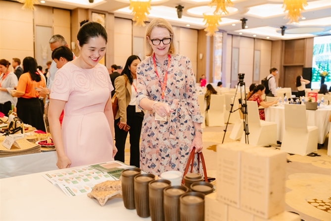 Bà Sarah Hooper, Tổng Lãnh sự Australia tại TP.HCM (bên phải).