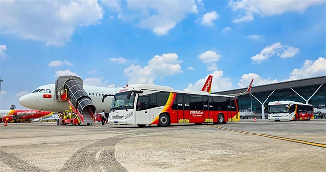 Vietjet đã được chủ động tự phục vụ mặt đất tại cảng Hàng không quốc tế Nội Bài và Tân Sơn Nhất giúp nâng cao chất lượng dịch vụ và cải thiện tỉ lệ chuyến bay đúng giờ.