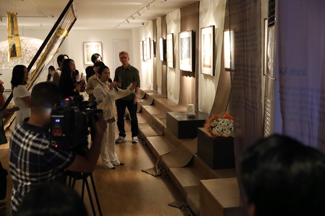 Khi sợi hóa thân thành tranh vẽ Giới truyền thông, báo chí dành sự quan tâm đặc biệt cho triển lãm Sợi của Thảo Nguyên Phương