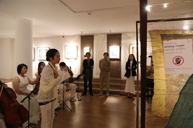 Khi sợi hóa thân thành tranh vẽ Thảo Nguyên Phương đang giới thiệu các tác phẩm của mình tại buổi ra mắt Sợi ngày 25.10 tại Artera Space (Hà Nội)