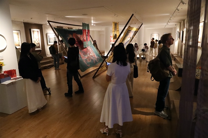 Khi sợi hóa thân thành tranh vẽ Rất đông giới mộ điệu nghệ thuật, khách thưởng lãm đến với buổi ra mắt triển lãm Sợi của Thảo Nguyên Phương