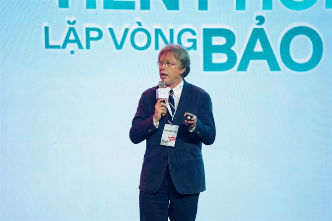 Sứ mệnh tiên phong, lặp vòng bảo vệ TS. Mark Fletcher, Giám đốc cấp cao, Bộ phận Y khoa Nghiên cứu và Phát triển Vắc-xin, Pfizer chia sẻ tại hội nghị
