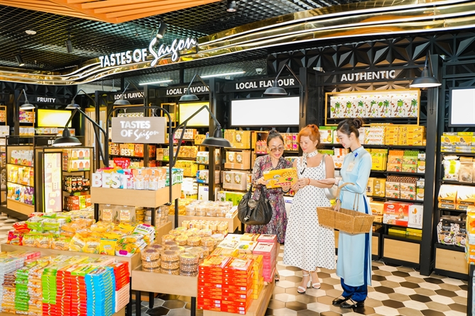 Không gian mua sắm SASCOSHOP tựa một Việt Nam giàu bản sắc với sự hiện hiện của muôn vàn sản phẩm, thương hiệu tiêu biểu đến từ tinh hoa làng nghề Việt Nam, các thương hiệu Việt uy tín nhất.