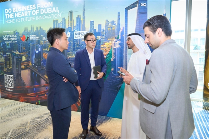 Tierra Diamond khẳng định vị thế thương hiệu Việt tại tọa đàm Made For Trade do DMCC tổ chức Toạ đàm là cơ hội để Tierra Diamond gặp gỡ các đại diện từ DMCC, mở ra thêm nhiều cơ hội cộng tác đán mong đợi trong tương lai (Hình ảnh: Tierra)