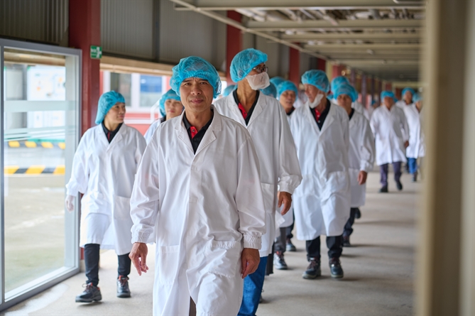 Tôn vinh người nông dân trong hành trình phát triển nông nghiệp bền vững Các nông dân tiêu biểu của chương trình NESCAFÉ Plan hào hứng tham quan nhà máy Nestlé Trị An