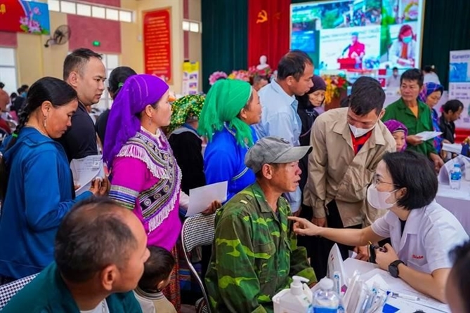 Hành trình những viên thuốc DHG Pharma gieo nắng ấm tại Lào Cai Khu vực khám bệnh chật kín, bà con quây quanh từng bàn khám để nghe bác sĩ tư vấn