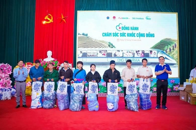 Hành trình những viên thuốc DHG Pharma gieo nắng ấm tại Lào Cai Bên cạnh hoạt động khám bệnh và phát thuốc, DHG Pharma còn trao tặng nhiều phần quà thiết thực, góp phần chăm lo đời sống và sẻ chia khó khăn cùng bà con vùng cao, để hành trình chăm sóc sức khỏe được trọn vẹn cả về thể chất lẫn tinh thần.