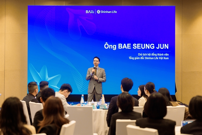 Ông Bae Seung Jun luôn truyền cảm hứng về tinh thần tự chủ và tự lãnh đạo bản thân cho đội ngũ nhân viên cùng các tư vấn tài chính Shinhan Life Việt Nam