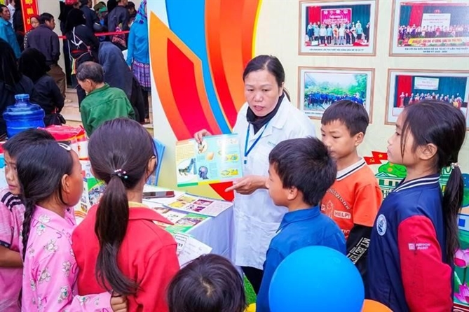 Hành trình những viên thuốc DHG Pharma gieo nắng ấm tại Lào Cai Nhân viên y tế tận tình hướng dẫn cách chăm sóc sức khỏe sau mưa lũ