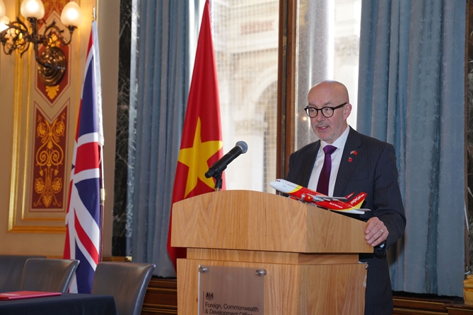 Vietjet ký hợp đồng mua 100 tàu bay A321neo với Airbus Ông Matt Western, đặc phái viên Thủ tướng Anh phát biểu tại lễ ký kết