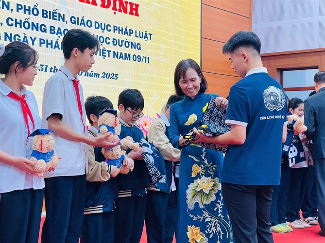 Các em tham gia giao lưu nhận quà của Ban tổ chức