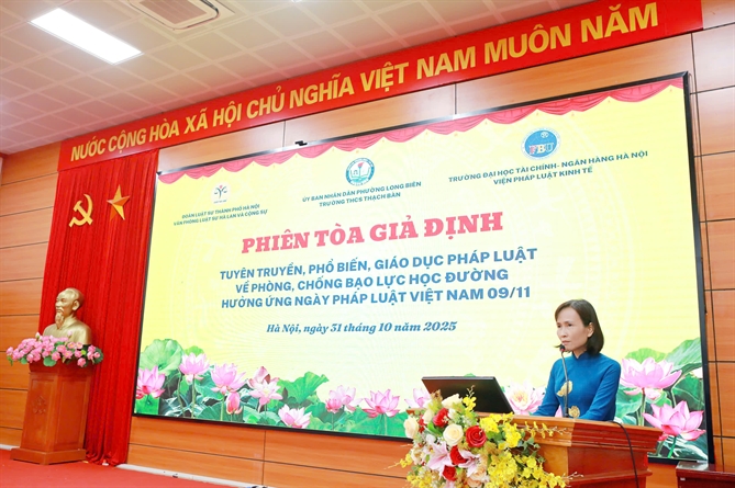 Cô giáo Khúc Thị Mỹ Hạnh, Hiệu trưởng Trường THCS Thạch Bàn phát biểu