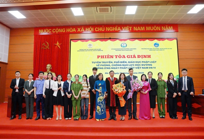Đại diện nhà trường tặng hoa đội diễn án ( gồm các luật sư và các thầy cô Viện Pháp luật kinh tế)