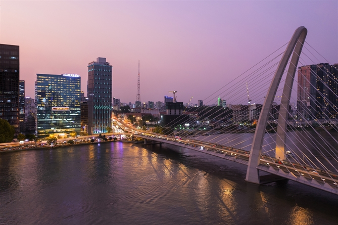 Khách sạn Le Méridien Saigon tọa lạc tại vị trí đắc địa với tầm nhìn ngắm trọn cầu Ba Son và sông Sài Gòn