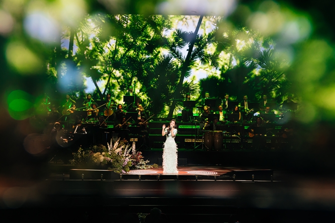 Chuyện của Thanh Xuân Vol.2 - Mùa Đẹp Nhất mang đến tiêu chuẩn âm thanh - kỹ thuật hàng đầu Việt Nam, tạo cảm hứng để các nghệ sĩ thăng hoa cảm xúc trên sân khấu. Ảnh: Ca sĩ Thùy Chi.