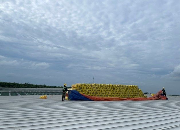 Những kiện hàng bông khoáng ISOVER tại nhà máy Coca-Cola Việt Nam, phục vụ hạng mục cách nhiệt mái, giúp ổn định nhiệt độ và nâng cao hiệu quả vận hành.