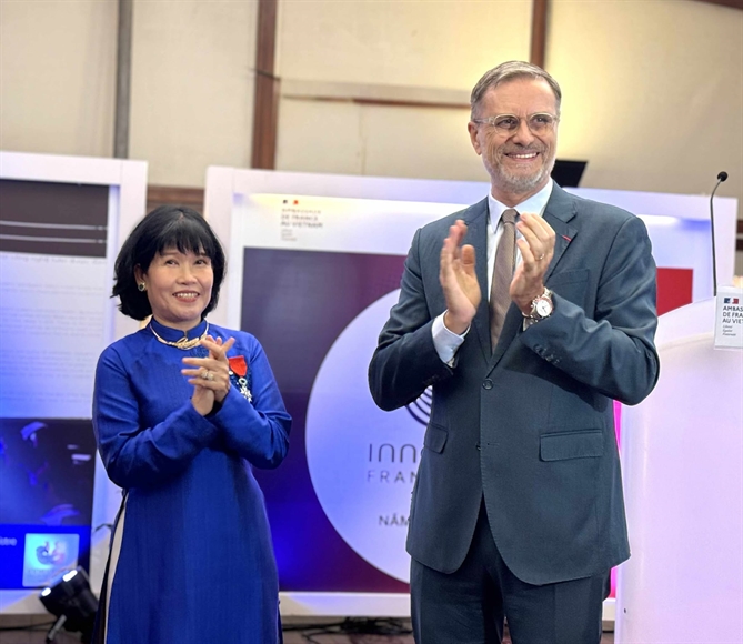 Đại sứ Pháp Olivier Brochet trao Huân chương Bắc đẩu Bội tinh bậc Hiệp sỹ cho bà Nguyễn Thị Nhung