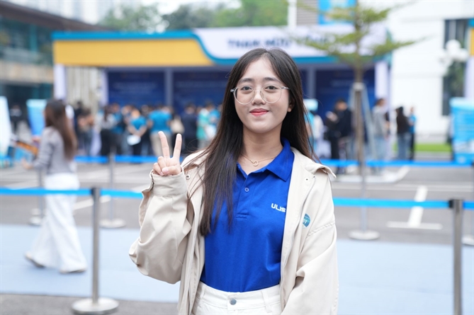 Vietnam Airlines tổ chức thành công Ngày hội việc làm 2025 lần đầu tiên Bạn Ngọc Huyền, sinh viên năm tư Trường Đại học Ngoại ngữ – Đại học Quốc gia Hà Nội, chia sẻ: “Em thật sự ấn tượng với quy mô chương trình và sự đa dạng của các lĩnh vực nghề nghiệp được giới thiệu hôm nay. Ngày hội giúp em hiểu rõ hơn những tiêu chuẩn và yêu cầu của Vietnam Airlines và càng tìm hiểu em càng thấy mình sẵn sàng nỗ lực nhiều hơn để trở thành cán bộ nhân viên Vietnam Airlines trong tương lai gần.”