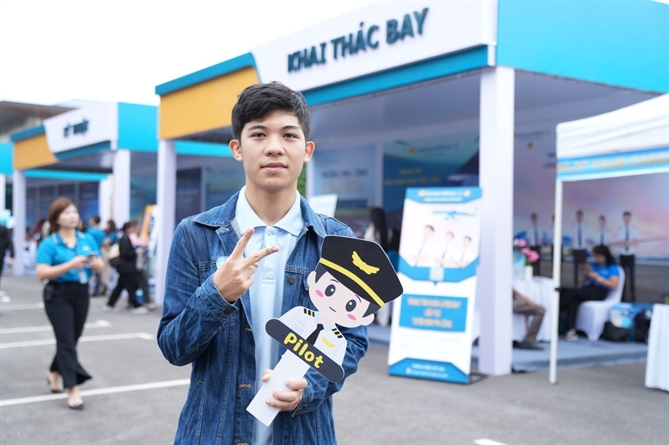 Vietnam Airlines tổ chức thành công Ngày hội việc làm 2025 lần đầu tiên Bạn Gia Bảo, sinh viên năm nhất Trường Đại học Kinh tế Quốc dân cho biết: