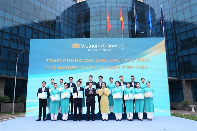 Các học viên tự hào nhận chứng chỉ tốt nghiệp khóa tiếp viên cơ bản. 