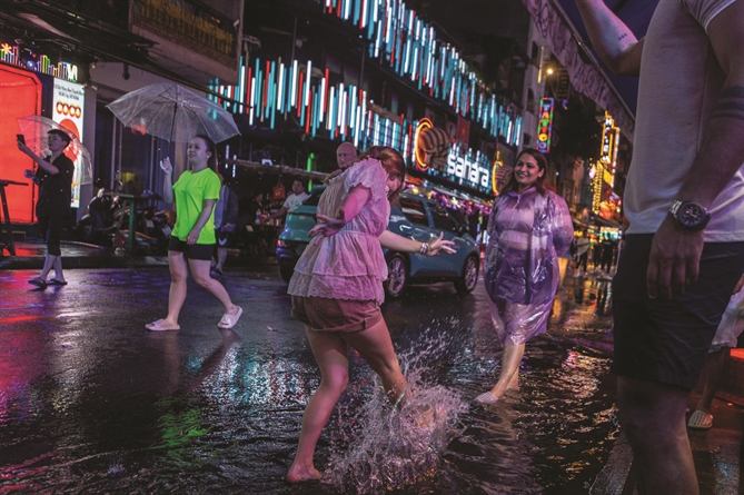 TP.HCM được nhắc đến như một điểm nóng đô thị chịu rủi ro cao, nơi tác động kinh tế - xã hội của ngập lụt đặc biệt nghiêm trọng. 