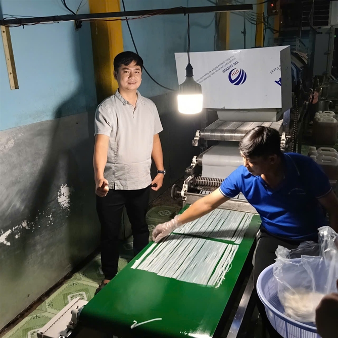 Theo ông Vương, sản phẩm ra lò rạng sáng, lên xe trước 6 giờ, cách làm này giúp hạn chế phụ gia, giữ hương vị gốc của món quê, đồng thời giúp quán nhỏ ổn định nguồn hàng theo ngày.