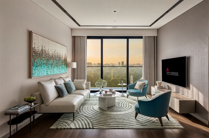 Không gian căn hộ Marriott Residences phiên bản đặc biệt tại Grand Marina, Saigon tối ưu hóa ánh sáng tự nhiên với tầm nhìn ôm trọn Thảo Cầm Viên xanh mát.