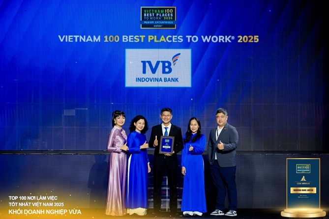 Khi con người là trọng tâm: Chiến lược nhân sự tạo nên bản sắc của Ngân hàng Indovina Các đại diện của IVB vui mừng đón nhận món quà ý nghĩa nhân dịp 35 năm thành lập Ngân hàng