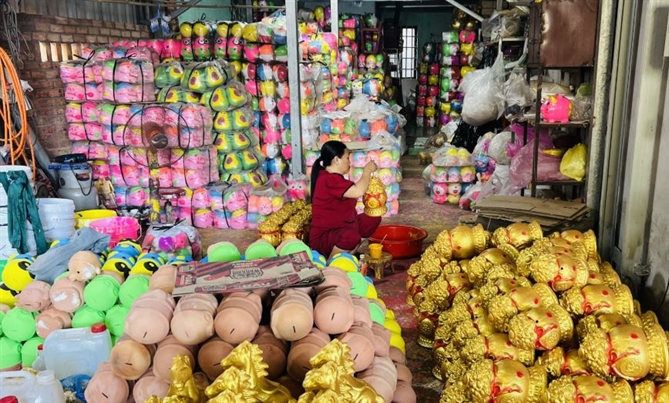 Giá bán khá mềm: heo nhỏ chỉ 15.000 đồng, còn loại heo lớn hình đồng tiền dao động 80.000 - 100.000 đồng, thu hút nhiều du khách mua về làm kỷ niệm.