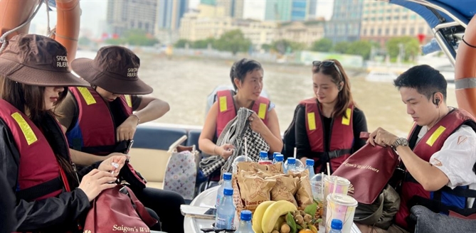Hướng dẫn viên kể lại câu chuyện của đô thị lớn lên từ dòng sông, giúp du khách cảm nhận nhịp sống giao thương đã bồi đắp Sài Gòn suốt trăm năm qua.