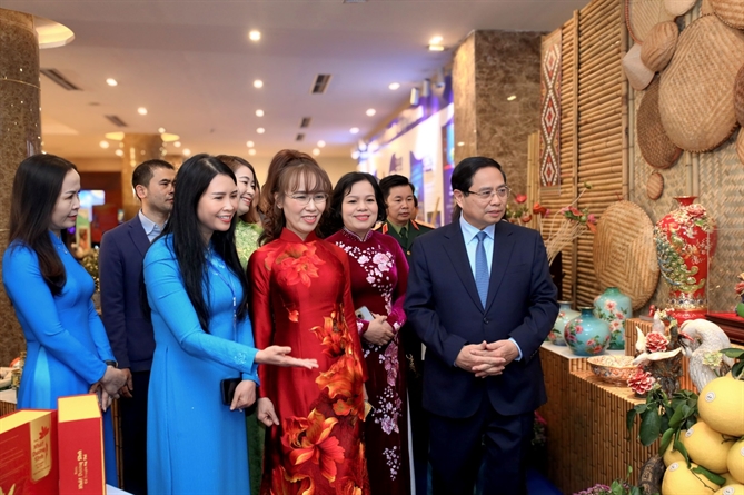 Tiến sĩ Nguyễn Thị Phương Thảo: Chị em là những “nữ chiến binh thầm lặng” của kinh tế tư nhân Thủ tướng Phạm Minh Chính tham quan trưng bày sản phẩm nông nghiệp, thủ công mỹ nghệ của các doanh nghiệp do phụ nữ khởi nghiệp - Ảnh: VGP/Nhật Bắc