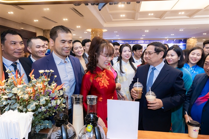Tiến sĩ Nguyễn Thị Phương Thảo: Chị em là những “nữ chiến binh thầm lặng” của kinh tế tư nhân Thủ tướng Phạm Minh Chính tham quan các gian trưng bày, giới thiệu sản phẩm tại sự kiện, và thưởng thức cafe tại gian hàng của Vikkafe - Ảnh: Nguyễn Quyền