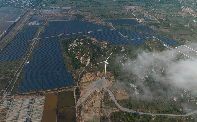 Tổ hợp năng lượng tái tạo điện mặt trời, điện gió - kết hợp sản xuất muối sạch của BIM Group tại Khánh Hòa 