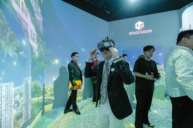Nam Long Journey 2025: Bùng nổ ngay ngày đầu tiên với hơn 1.000 lượt khách tham dự Khách tham quan hào hứng tương tác, khám phá quy hoạch các khu đô thị thông qua công nghệ hiện đại tại phòng Immersive Room