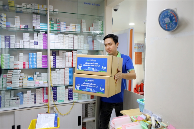 Nhân viên Imexpharm đang trao tặng thuốc tại Phòng dược, Phòng Khám Ngọc Minh tháng 11.2025. Ảnh Imexpharm