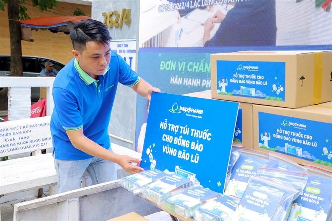 Trong tháng 11.2025, hàng ngàn túi thuốc nghĩa tình được gửi đến bà con vùng lũ thông qua các đơn vị y tế. Ảnh Imexpharm