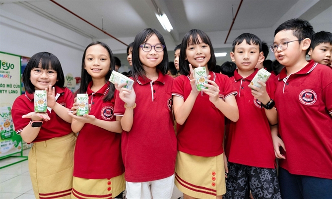 Năng lực nào giúp Vinasoy tự tin dẫn đầu ngành dinh dưỡng thực vật và kiến tạo chuẩn sữa hạt cho trẻ em Việt? Với hương vị gần gũi dễ sử dụng, Veyo SMART đồng hành cùng trẻ em trong các hoạt động ở trường học (Nguồn: Vinasoy)