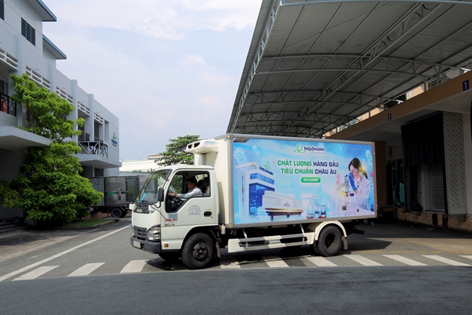 Xe chở hàng ngàn túi thuốc nghĩa tình được Imexpharm trao gửi đến bà con vùng lũ thông qua các đơn vị y tế. Ảnh Imexpharm