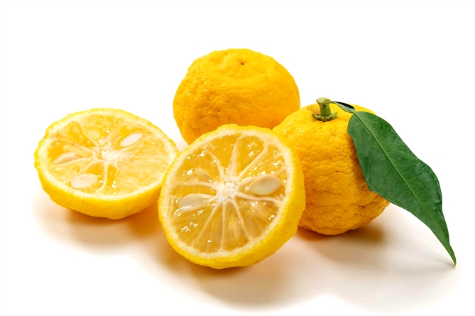 Yuzu sở hữu vị chua thanh khác biệt và mùi hương thanh tao