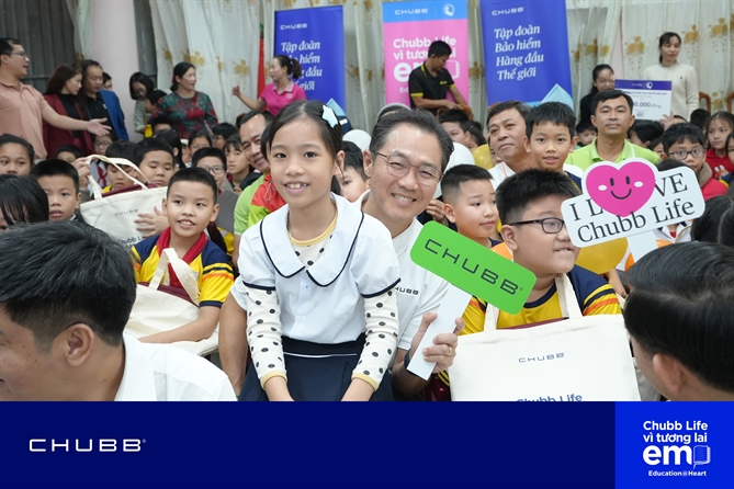 Những suất học bổng từ chương trình “Chubb Life – Vì Tương Lai Em” được trao tận tay các em học sinh, góp phần tiếp thêm động lực để các em vững bước đến trường.