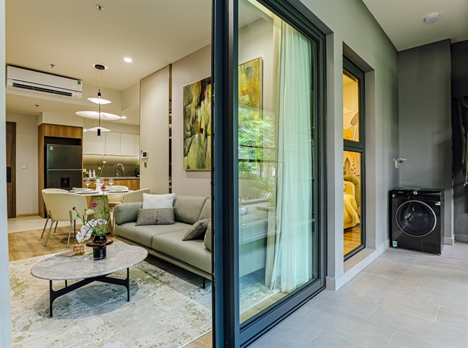 Ban công liên thông giữa phòng khách và phòng ngủ giúp mở rộng không gian đồng thời tạo tầm nhìn khoáng đạt