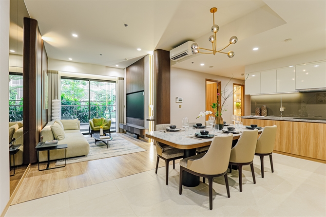 Không gian chung được thiết kế tối ưu, kết nối liền mạch ra ban công kính rộng thoáng, nơi gia chủ đón trọn nguồn sáng tự nhiên.